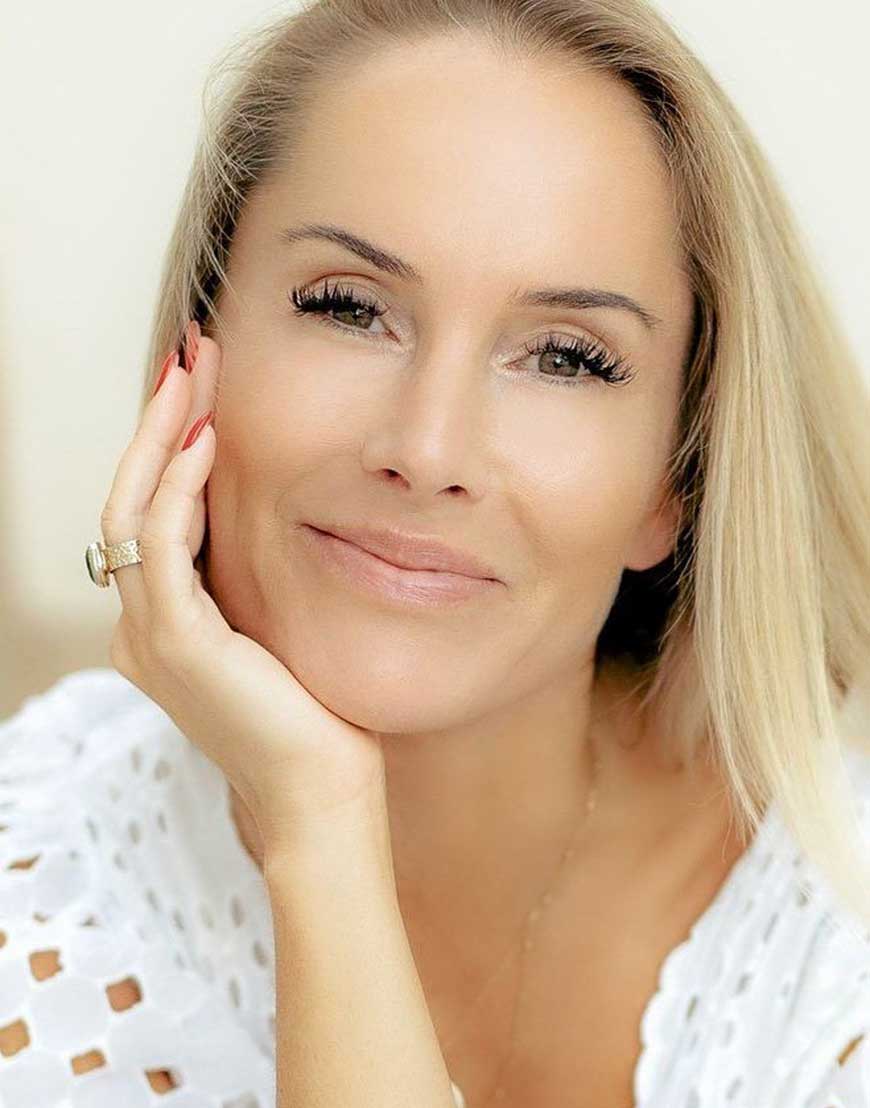 Sarah Teichmüller, freie Trauungen Mallorca, Portrait im Olivenhain